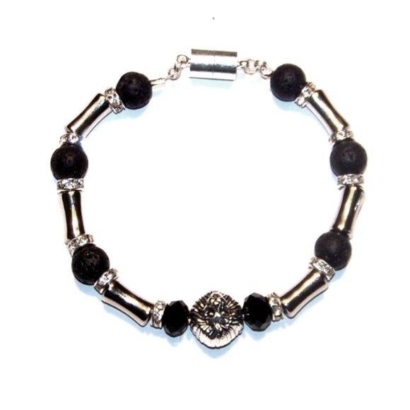 Luxe Lion Head Beaded Bracelet - Picture 2 of 8